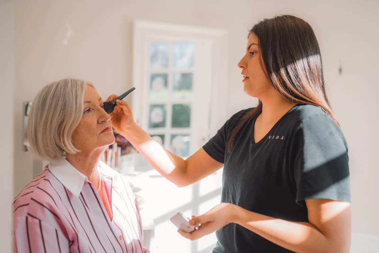 Make-up bliver lagt af en behandler hos VIDA Skønhedsklinik