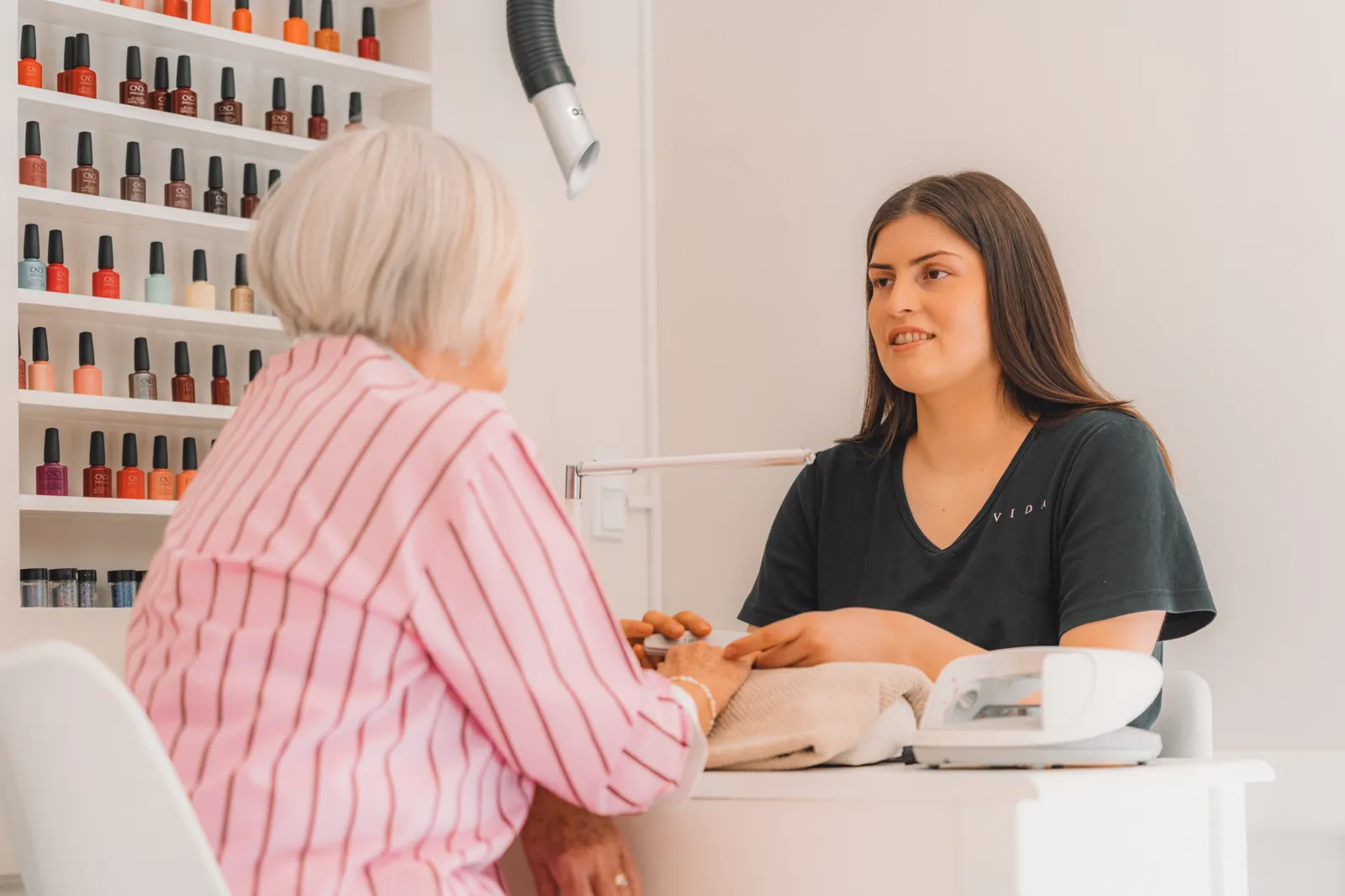Behandler former negle under en manicure hos VIDA Skønhedsklinik
