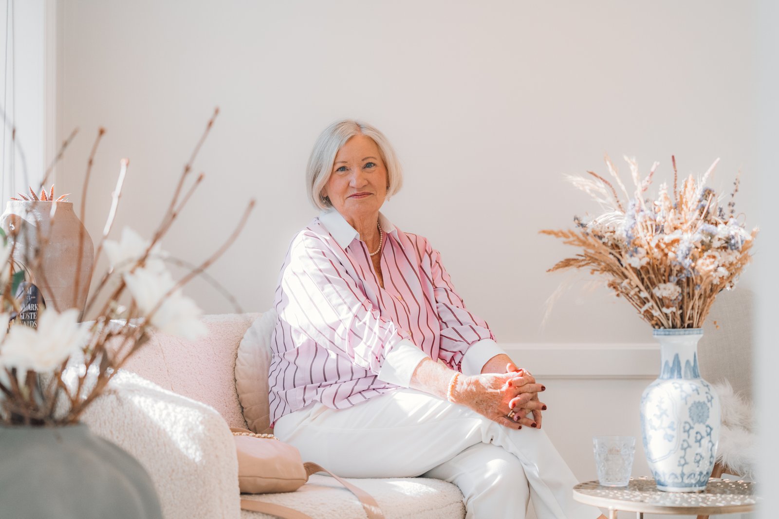 Lounge med blomster hos VIDA