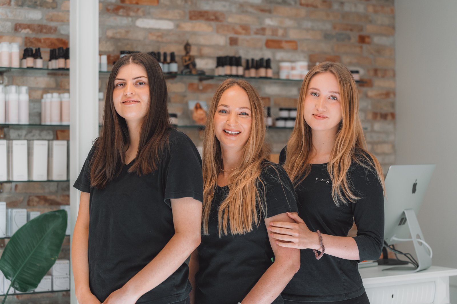 Teamet bag VIDA Sk&oslash;nhedsklinik &mdash; Lene, Lisa og Rebekka